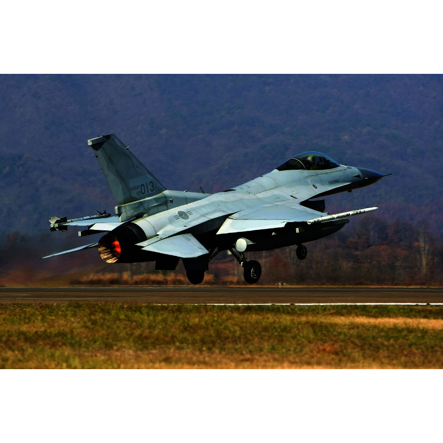 Academy Model Kit 1:72 KF-16C Fighting Falcon