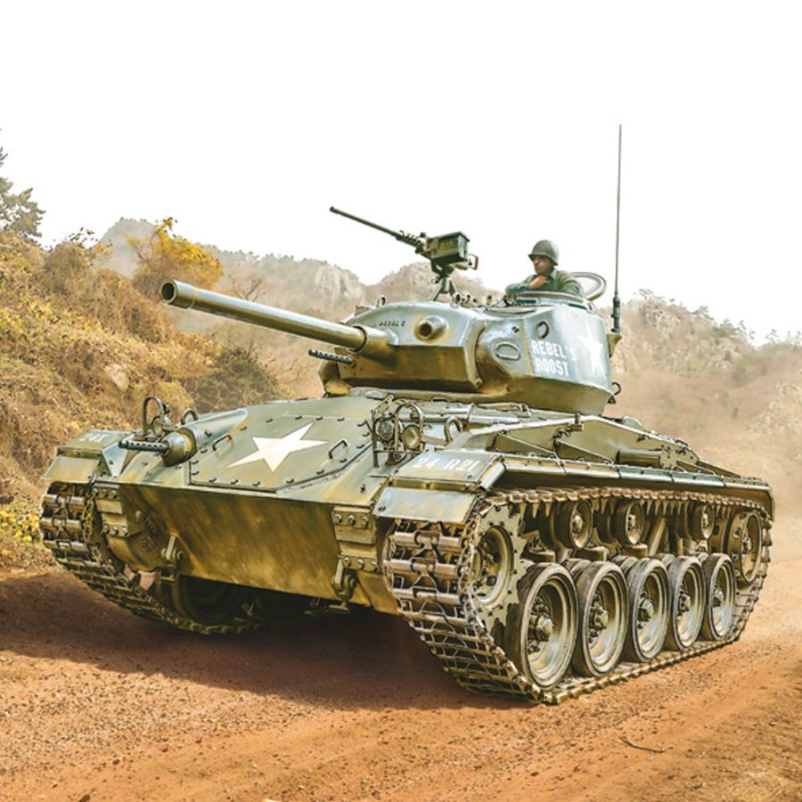 Italeri Model Kit 1:35 M-24 Chaffe Korean War